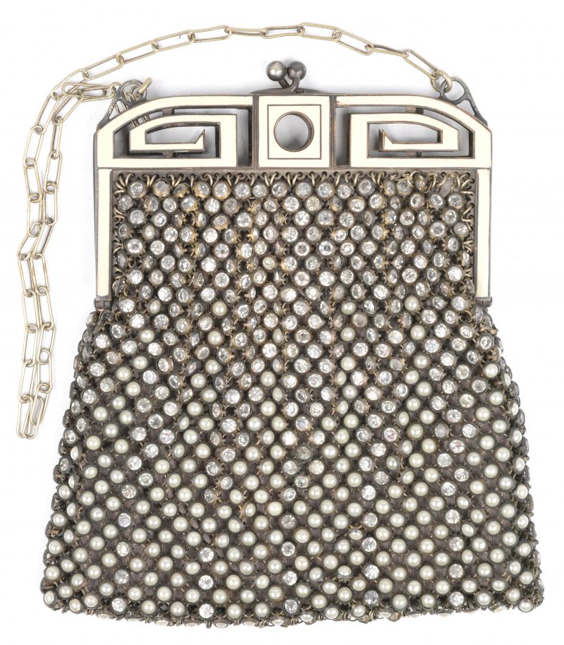 Een art deco handtasje met beugel van zilver en been en versierd met fantasiepareltjes en steentjes. (één stukje ontbreekt).