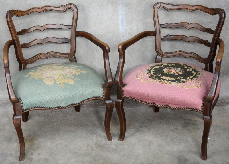 Een paar antieke fauteuils, bekleed met naaldwerk.