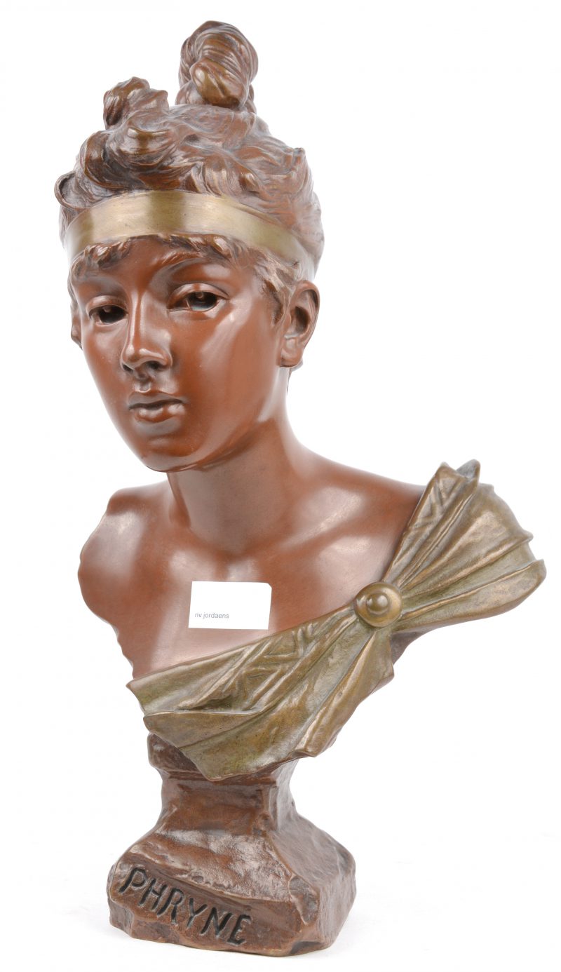 “Phryné”. Een bruingepatineerde meisjesbuste. Belle époque. Met stempel van de Société des bronzes de Paris.
