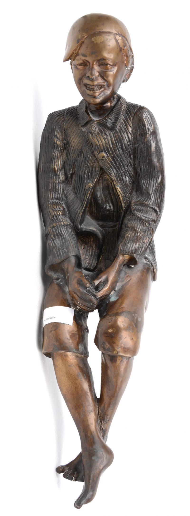 “Zittende jongen”. Een bronzen beeld naar een werk van Moreau.