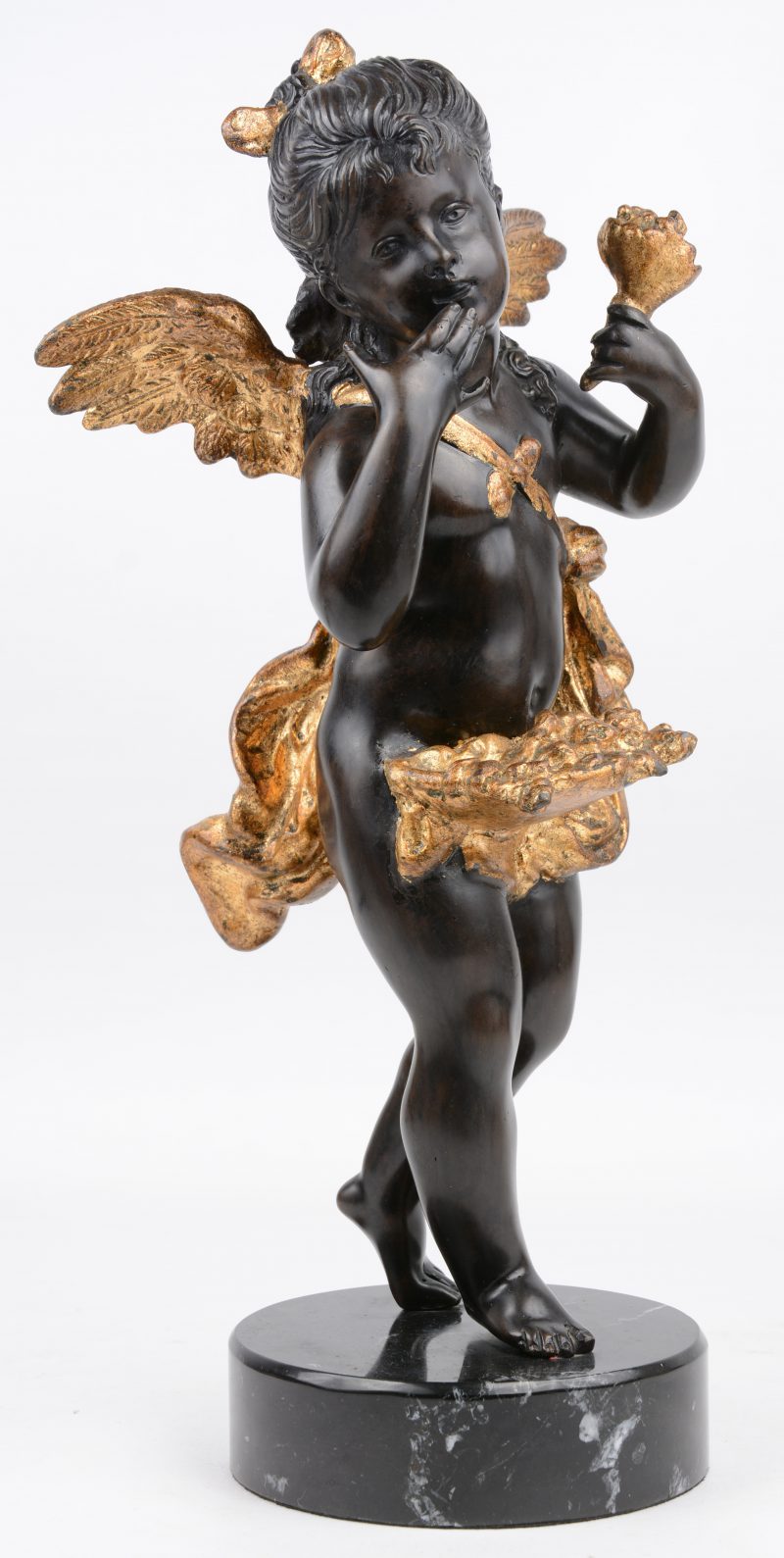 Een bronzen engel met donker patina en verguldsel op zwart marmeren sokkel. Naar een werk van J. Pradier.