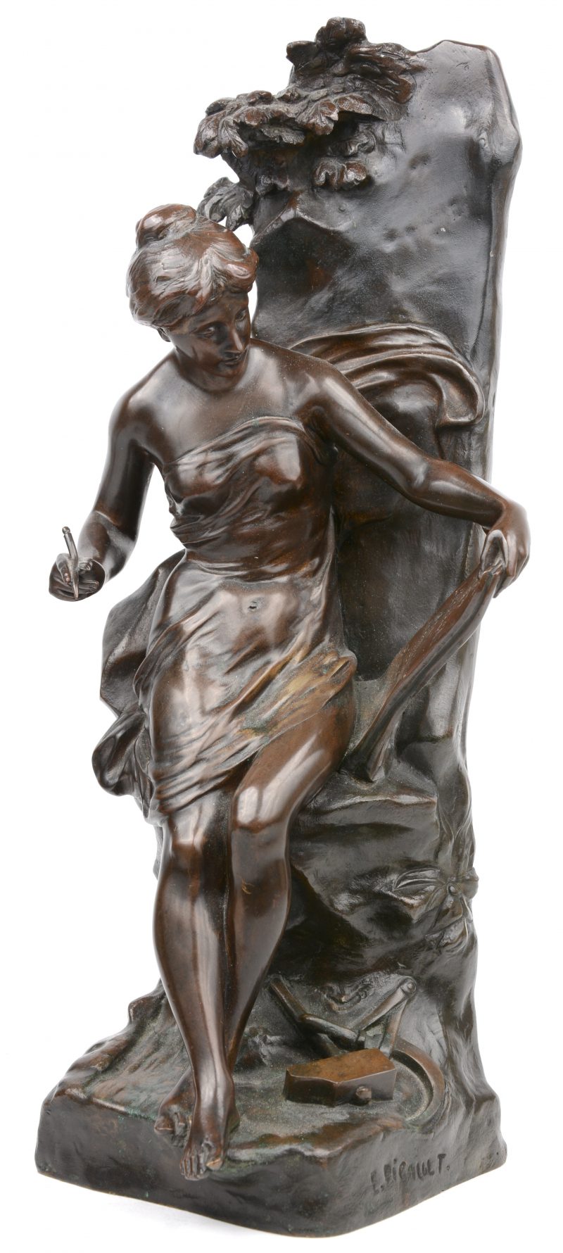 “Le travail et l’épargne sont les sources du bien être”. Een bronzen beeld met bruin patina. Gesigneerd en met Parijs bronscachet.