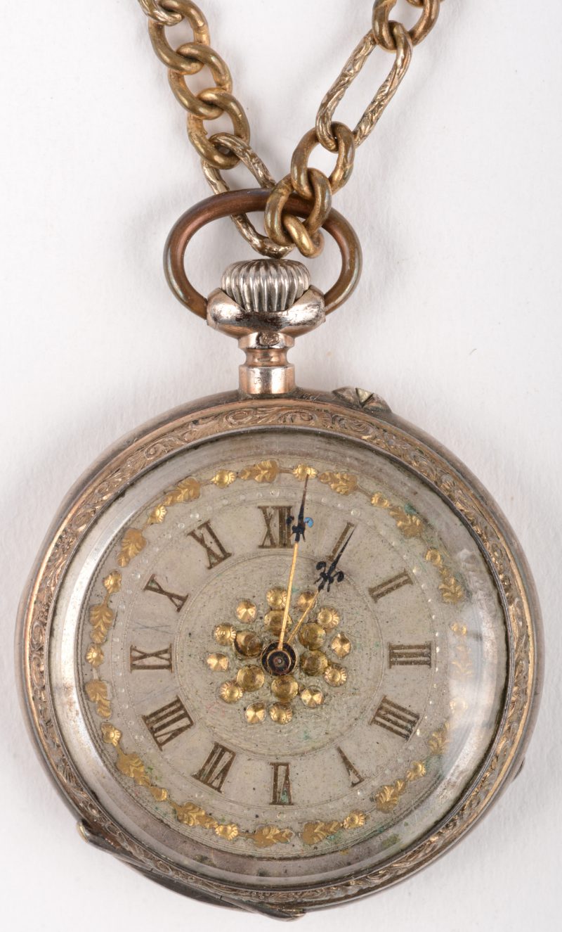 Een zakhorloge van zilver met lange vergulde horlogeketting.