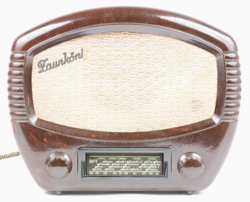 Een oude radio in bakelieten kast.