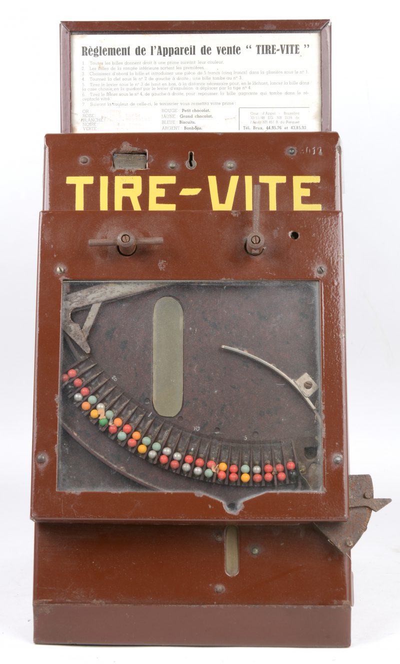 Een oude ‘Tire-vite’ café-automaat. (zonder sleuteltje).