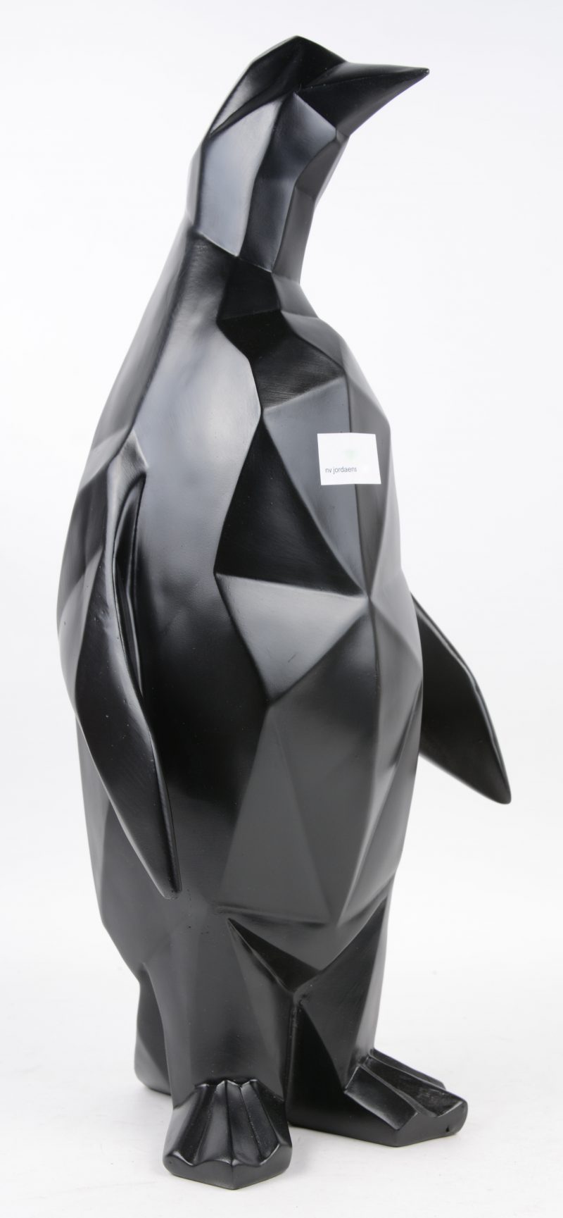 “Pinguin”. Een kunststof beeld naar ontwerp van Orlinski.