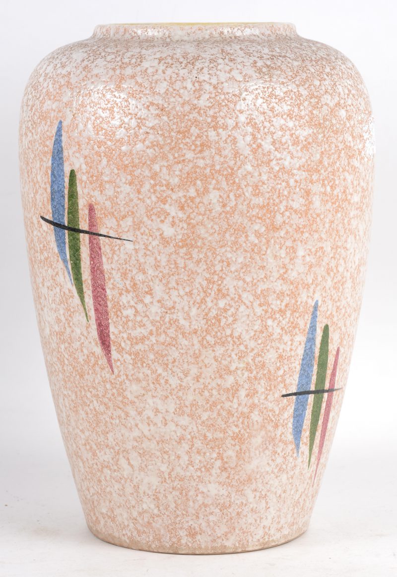 Een aardewerken vaas met abstract decor. Onderaan gemerkt ‘Foreign’.