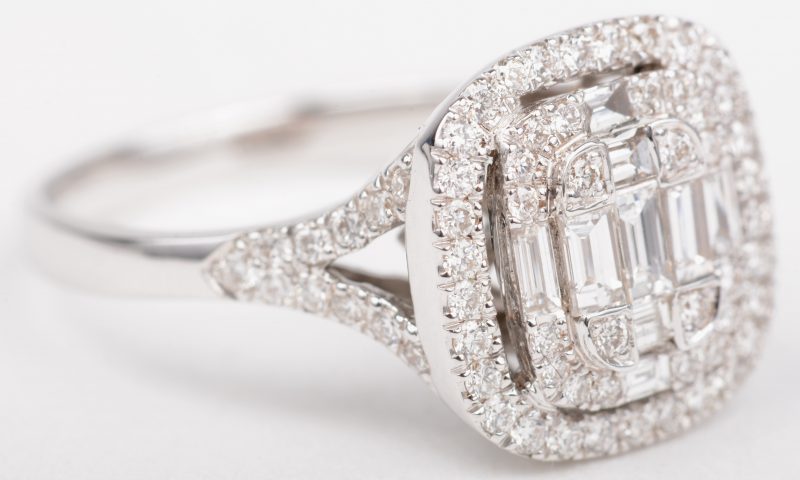 Een 18 K witgouden ring bezet met briljanten en diamantbaguetten met een gezamenlijk gewicht avn +- 1,10 ct.