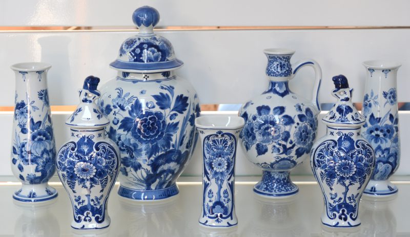 Een recent zevendelig kaststel van blauw en wit Delfts aardewerk. Onderaan gemerkt.