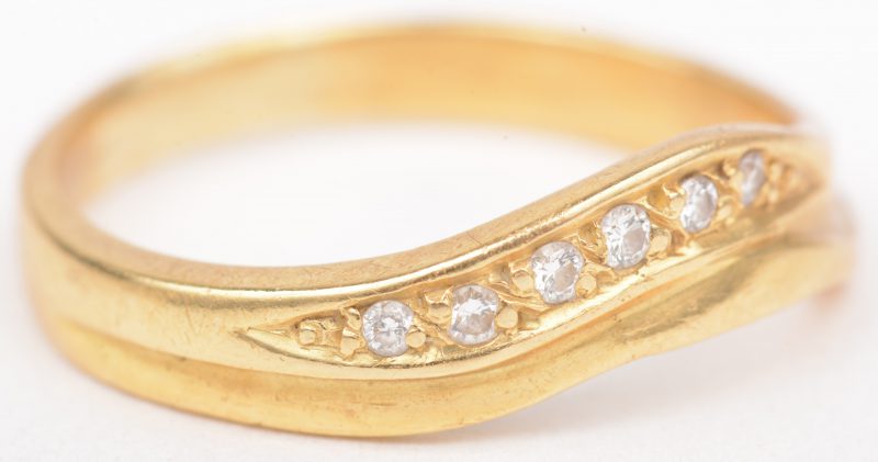 Een 18 K geelgouden ring bezet met briljanten met een gezamenlijk gewicht van +- 0,05 ct.