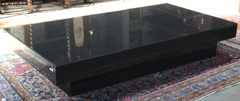 Een rechthoekige salontafel van zwart graniet. Periode 2000.