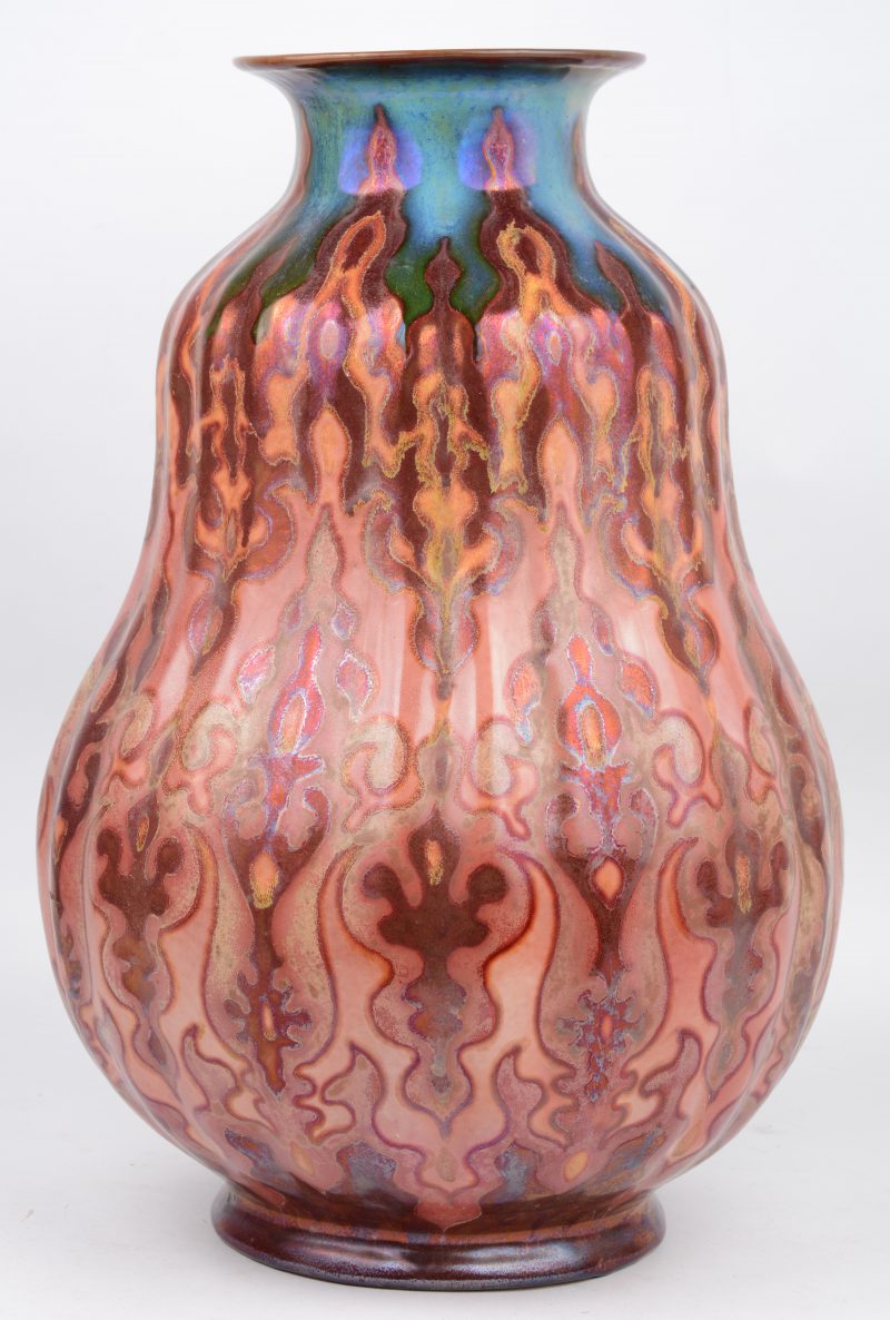 Een kalebasvaas van meerkleurig geglazuurd Gouds plateel met decor ‘Unique’. Onderaan gemerkt.