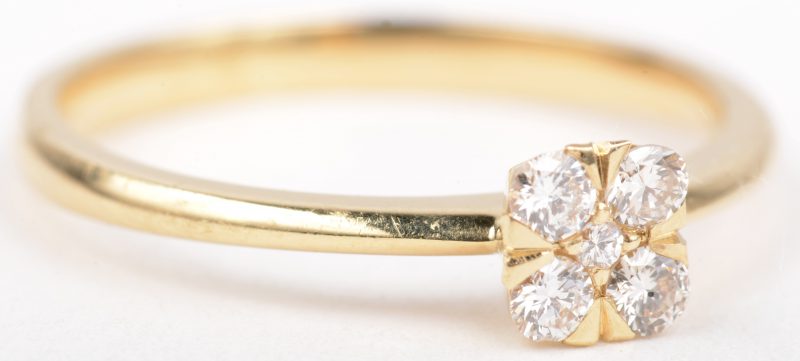 Een 18 K geelgouden ring bezet met briljanten met een gezamenlijk gewicht van +- 0,22 ct.