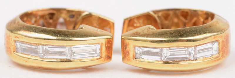 Een paar 18 K geelgouden oorbellen bezet met diamant baguetten met een gezamenlijk gewicht van +- 0,38 ct.