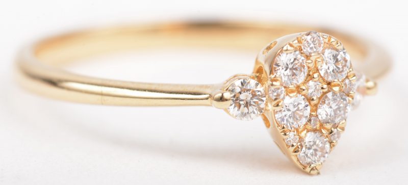Een 18 K witgouden ring bezet met briljanten met een gezamenlijk gewicht van +- 0,36 ct.