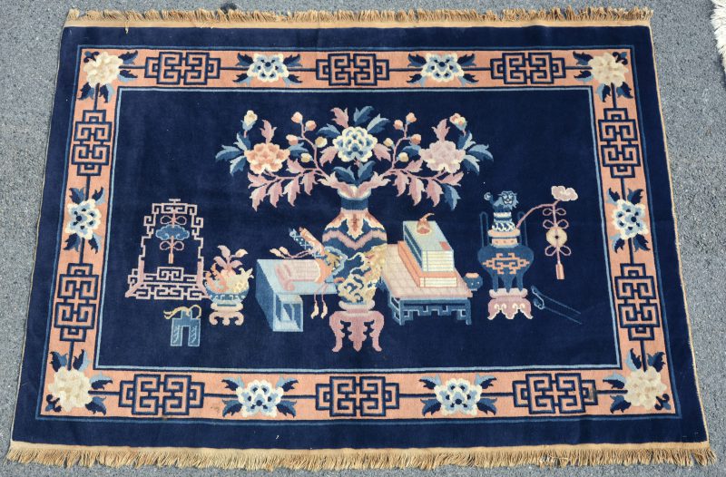 Een handgeknoopt Chinees wollen karpetje met een interieurdecor.