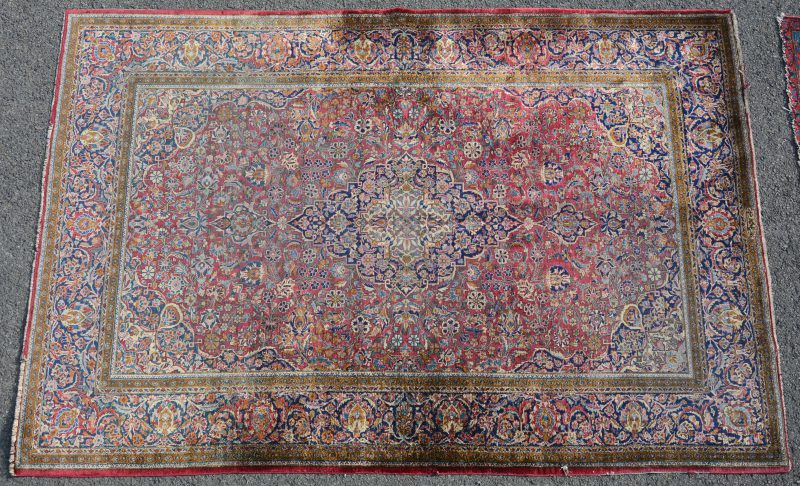 Een handgeknoopt Perzisch karpetje van wol en zijde. Slijtage.