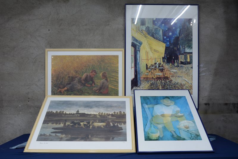 Een lot van vier ingekaderde reproducties, waarbij Van Gogh, Emile Claus en Xavier De Cock.