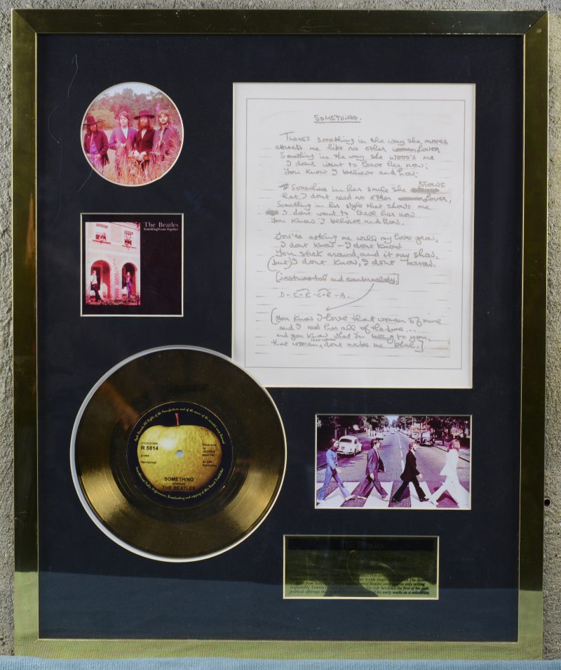 Een replica van de gouden plaat van ‘Something’ van the Beatles. In frame met foto’s.