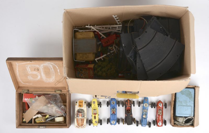 Een speelgoedracebaan met vijf racewagens, piloten, ea. Enkelen nog in originele verpakking.