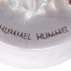 “Hummel, Hummel! Mors, Mors!”. Een meerkleurig aardewerken flesje in de vorm van Hans Hummel, de waterdrager uit Hamburg. Onderaan gemerkt.