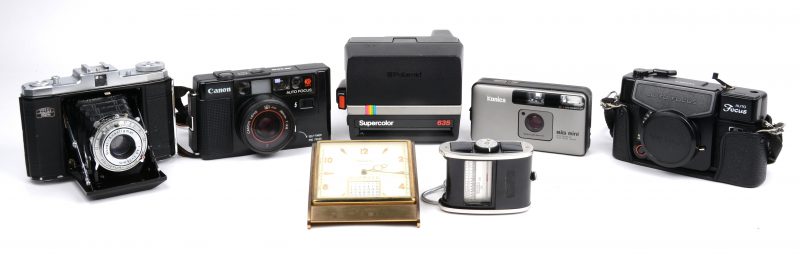 Een lot van vijf oude camera’s, bestaande een Zeiss Ikon Nettar, een poloraid, een Konica, een Yashika en Canon.
