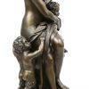 “Bacchante met baskische tamboerijn en twee kinderen”. Een bronzen beeld  op marmeren sokkel naar het werk van Augustin Pajou. Exclusieve uitgave door Antic’s gallery, Parijs.