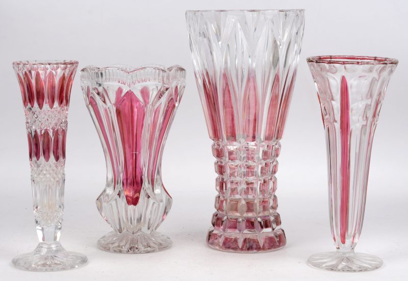 Een lot van vier verschillende vazen met mauve gekleurde vlakken. Kristal en glas.