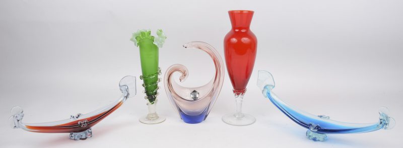 Een lot gekleurd Muranoglas, bestaande uit twee gondelvormige asbakken en drie verschillende vaasjes.