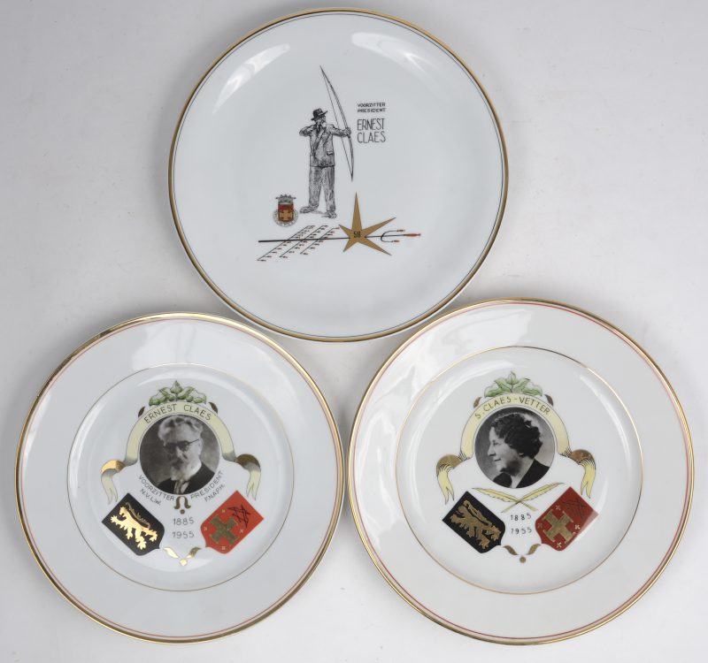 Drie borden met afbeeldingen van Ernest Claes, Stephanie Claes-Vetter en Ernest Claes als boogschutter tijdens de Expo 1958.