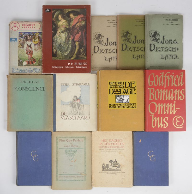 Dertien oude boeken van diverse auteurs (Streuvels, Bomans, Teirlinck, Gezelle...) en over diverse thema’s.