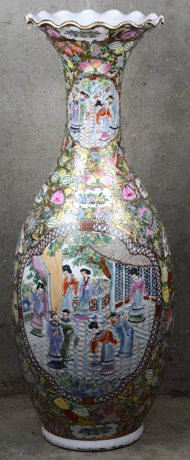 Een grote kraagvaas van Chinees porselein met een decor van personages naar Cantonees voorbeeld.