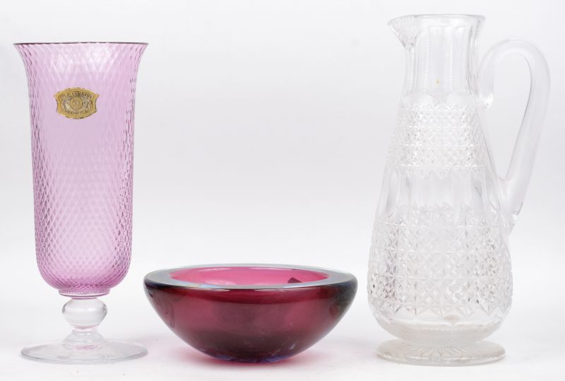 Een lot kristal, bestaande uit een meerkleurige vide-poche, een kleurloze schenkkan en een roze vaas op voet, gemerkt van Val St. Lambert.