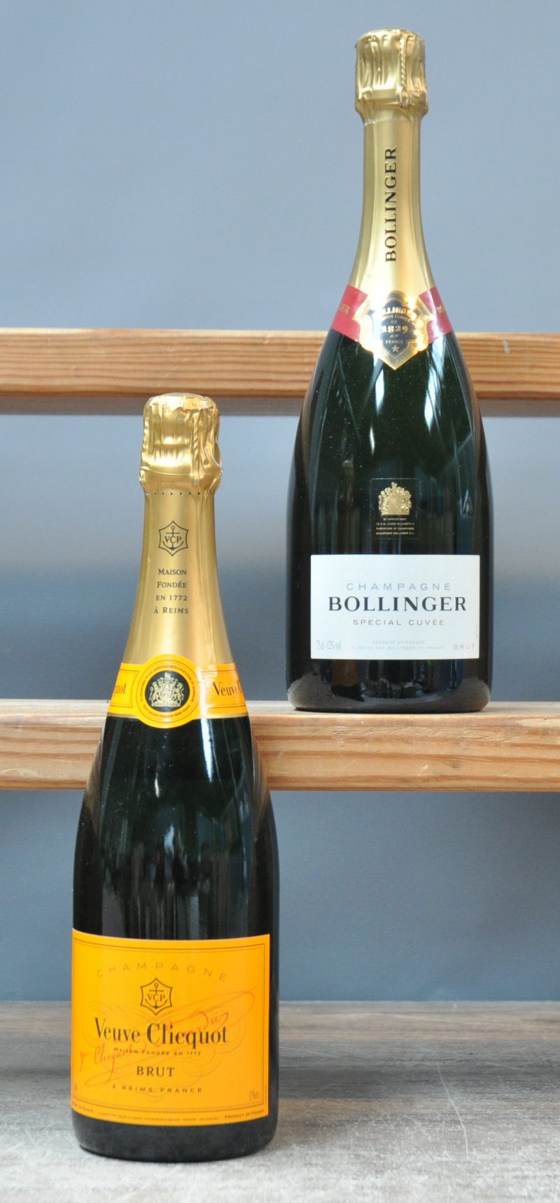 Lot Champagne        aantal: 2 Bt.    Bollinger Special Cuvée Brut A.O.C. Champagne       aantal: 1 Bt.    Veuve Clicquot Brut A.O.C. Champagne       aantal: 1 Bt.
