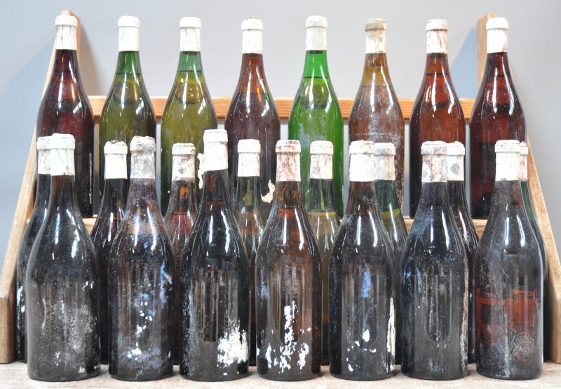 Lot witte Bourgogne       ?  aantal: 23 Bt. Flessen zonder etiketten (Chablis, ...)