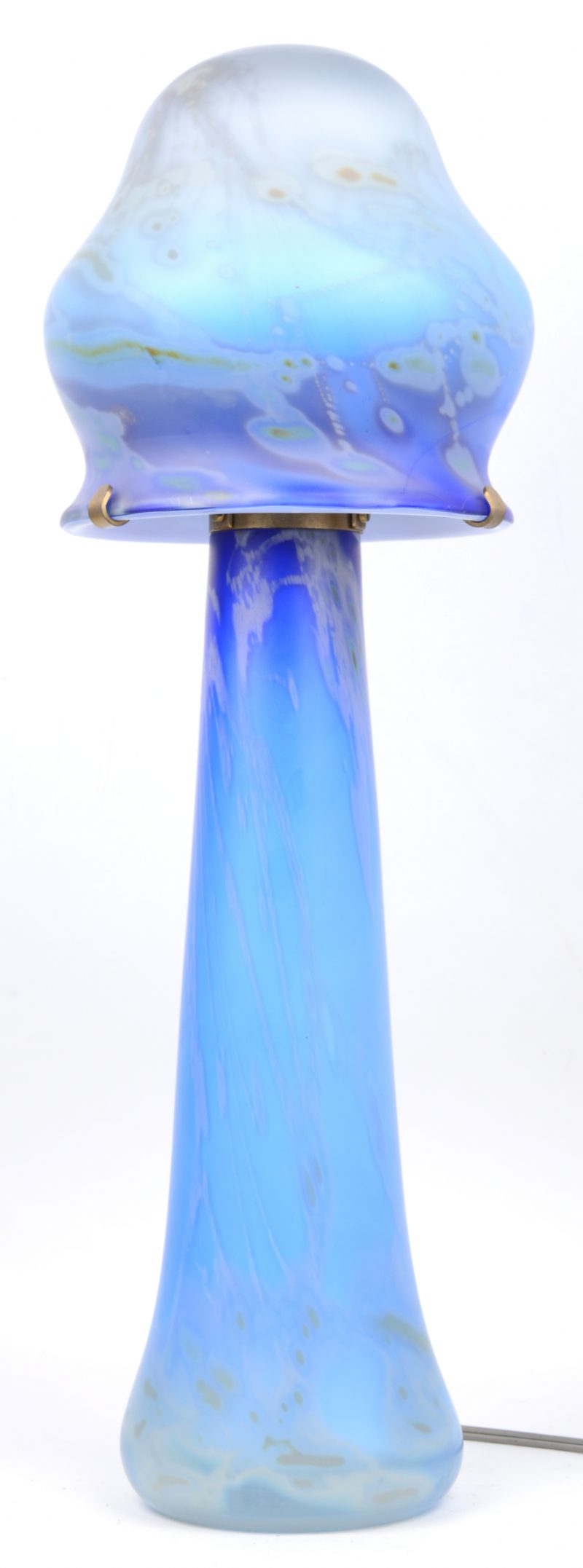 Een lamp van blauw glaspasta.