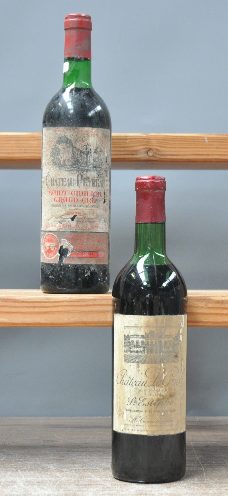 Lot rode Bordeaux        aantal: 2 Bt.    Ch. Le Crock A.C. Saint-Estèphe   M.C.  1970  aantal: 1 Bt. ts - Vuil etiket   Ch. Peyreau A.C. Saint-Emilion Grand Cru   M.C.  1976  aantal: 1 Bt. base neck - vuil etiket