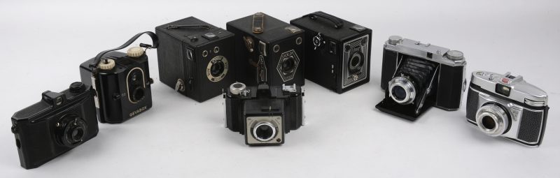 Een lot van acht oude fotocamera’s: Coronet, Lec-Junior, Gevaert, Goldy, Filmor, Bilora & Unica. In werkende staat. Periode 1940  1960.