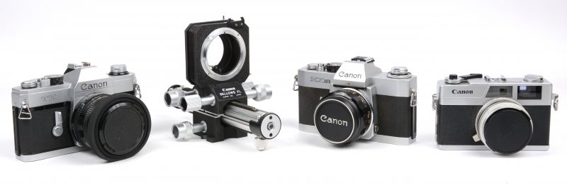 Een lot van vier oude camera’s, jaren ‘60 & ‘70:- Canon TX met FD 50/ 1.8 lens.- Canonet 28.- EX 100 AUTO QL met 50/ 1.8 lens- Canon Macro Bellows voor FL.Goede conditie met documentatie voor TX en FL-balg.