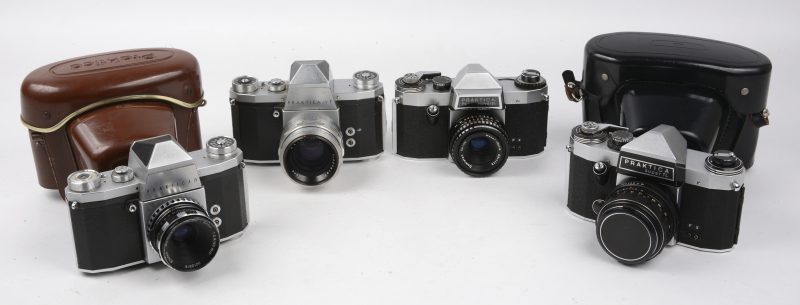 Een lot van vier camera’s, periode 1969 - 1974:- Praktica IV met Enna 50/ 1:2.8 lens.- Praktica IV F  met Jena 58/ 1:2 lens.- Praktica PL Nova 1B met Domiplan 50/ 2.8 lens.- Praktica Super TL met Pentacon 50/ 1.8 lensAllen in werkende staat, twee in tas en één in originele doos.