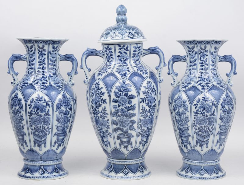 Een reeks van 3 recente vazen van blauw-wit Chinees porselein. Onderaan gemerkt.