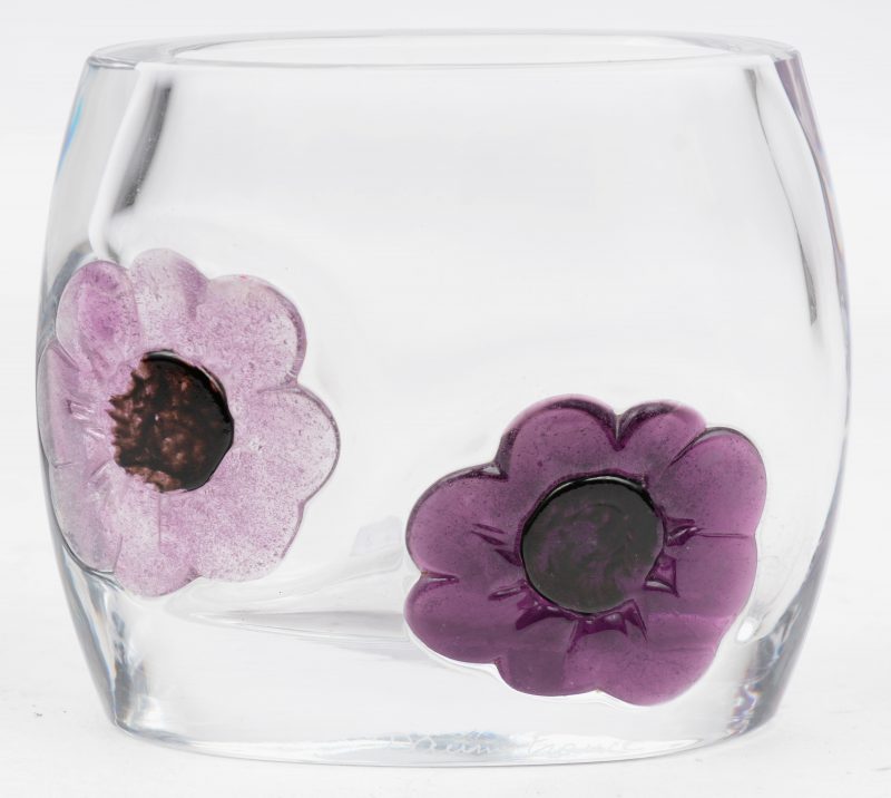 Een glazen vaas versierd met mauve bloemen.