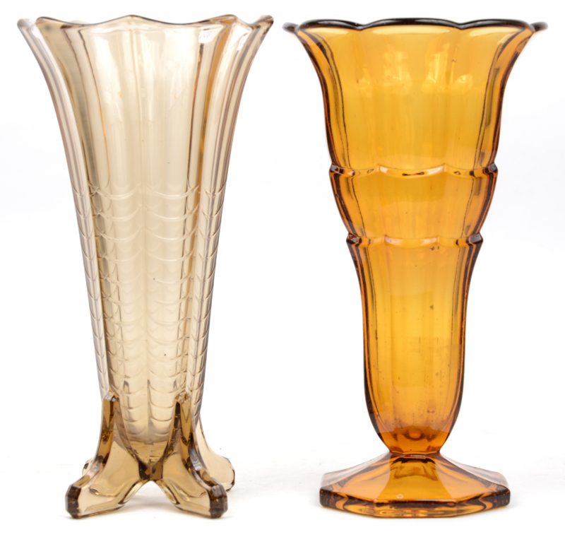 Twee verschillende vazen van gefumeerd en okerkleurig glas.