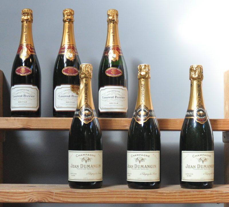 Lot Champagne        aantal: 6 Bt.    Champagne Brut L-P   Laurent-Perrier, Tours-sur-Marne M.O.    aantal: 3 Bt.    Champagne Brut Carte D’Or 1e Cru   Jean Dumangin, Chigny M.O.    aantal: 3 Bt.