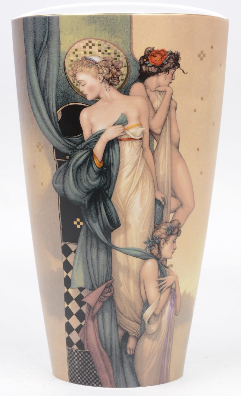Een porseleinen vaas met meerkleurig decor, getiteld “Three Graces”, naar ontwerp van Michael Parkes. Uit de reeks ‘Artis Orbis’. Onderaan gemerkt.
