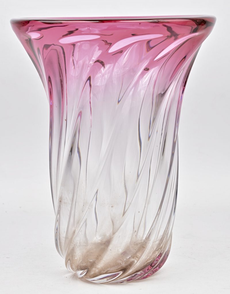 Een vaas van roze en kleurloos kristal met getorste rubben. Onderaan gemerkt.