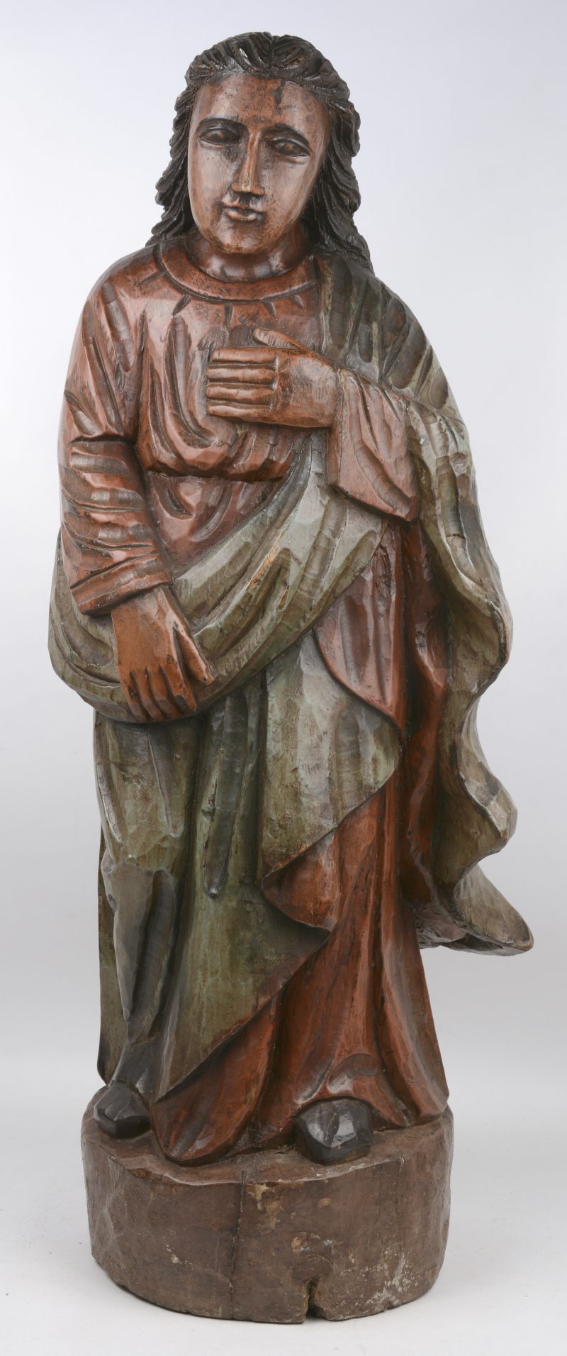 Een gebeeldhouwd en gepolychromeerd houten heiligenbeeld. Volkskunst.