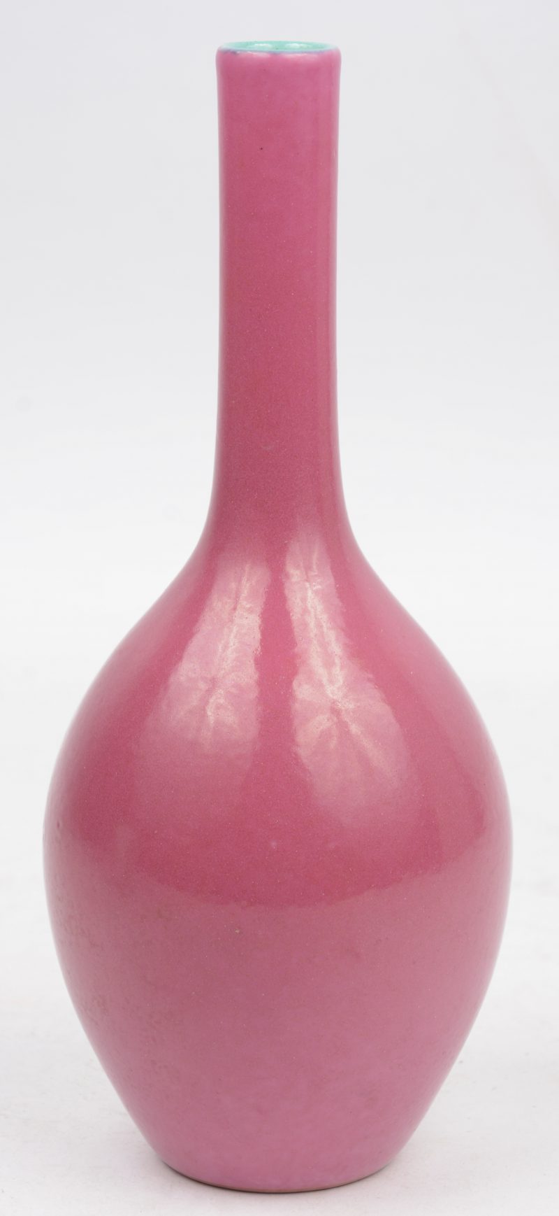 Een halsvaasje van Chinees porselein met roze en celadonkleurig glazuur. Met Quanlongmerk.