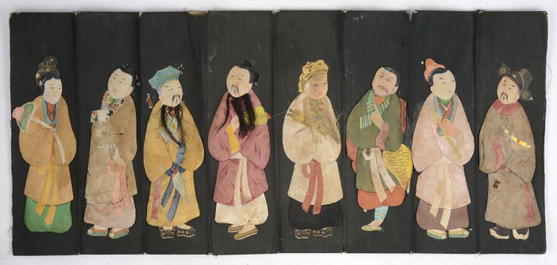 Een reeks van acht handgemaakte Chinese figuren van zijde en papier.