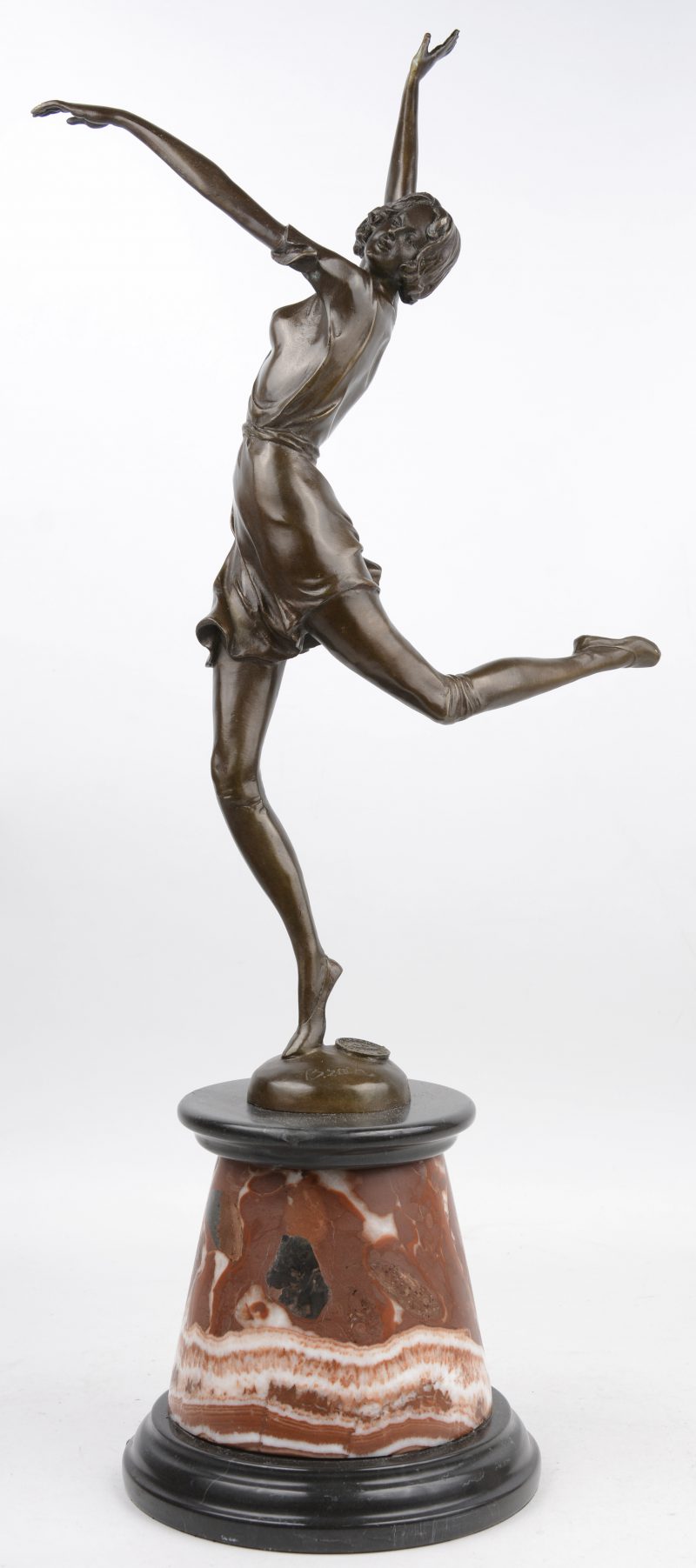 Een bronzen beeld op marmeren voetstuk naar werk van Zach.